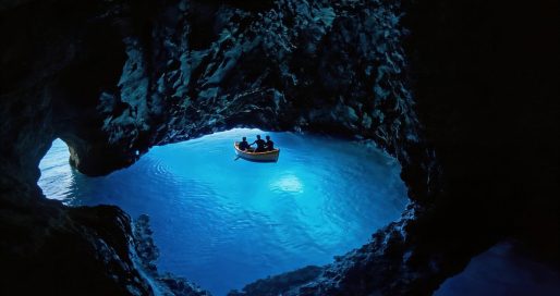 Intérieur de la grotte bleue de Biševo en Croatie avec sa lumière bleue fluorescente