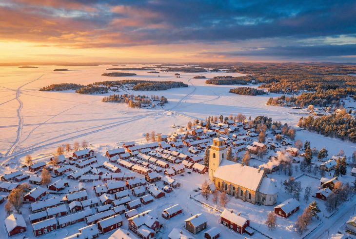 Vue aérienne de Luleå et la mer Baltique gelée en hiver