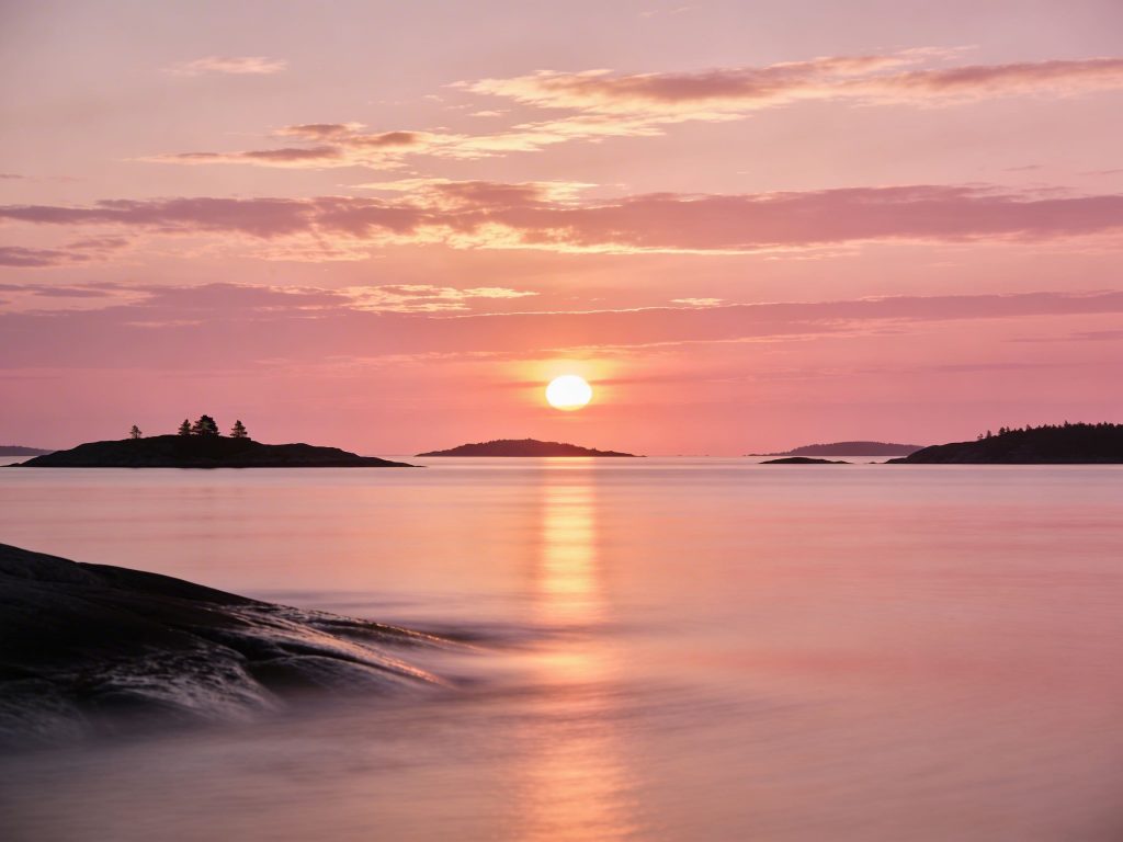 Soleil de minuit sur l'archipel de Luleå en juin